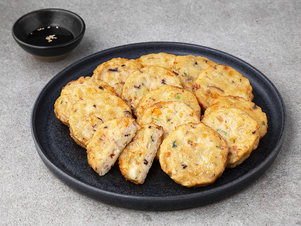 달궈진 프라이팬 위에 기름을 적당히 두르고 해물경단을 노릇노릇하게 굽는 장면