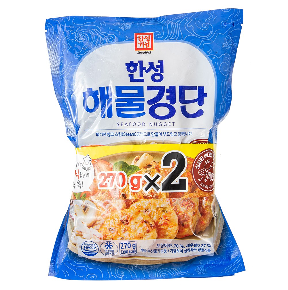 갓 구워낸 해물경단을 반으로 잘라 탱글탱글한 속살과 해산물 입자를 보여주는 근접 사진