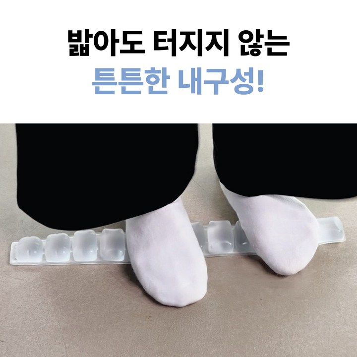 반쯤 녹아서 투명해진 넥쿨러를 손으로 눌러보며 상태를 확인하는 디테일 컷