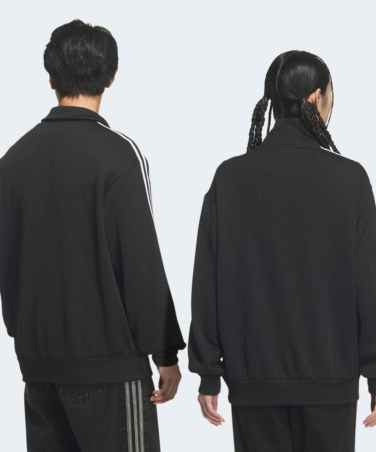 카페 야외 테라스 의자에 앉아 트랙탑 소매를 살짝 걷어 올리고 편하게 휴식을 취하는 장면