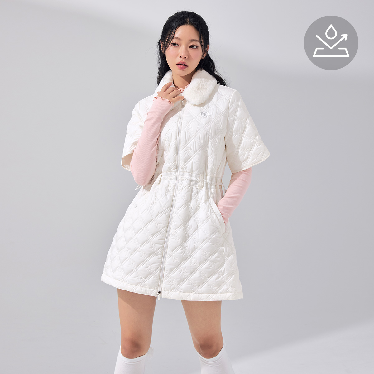 야외 단풍 배경에서 점퍼를 입고 환하게 웃으며 산책하는 뒷모습