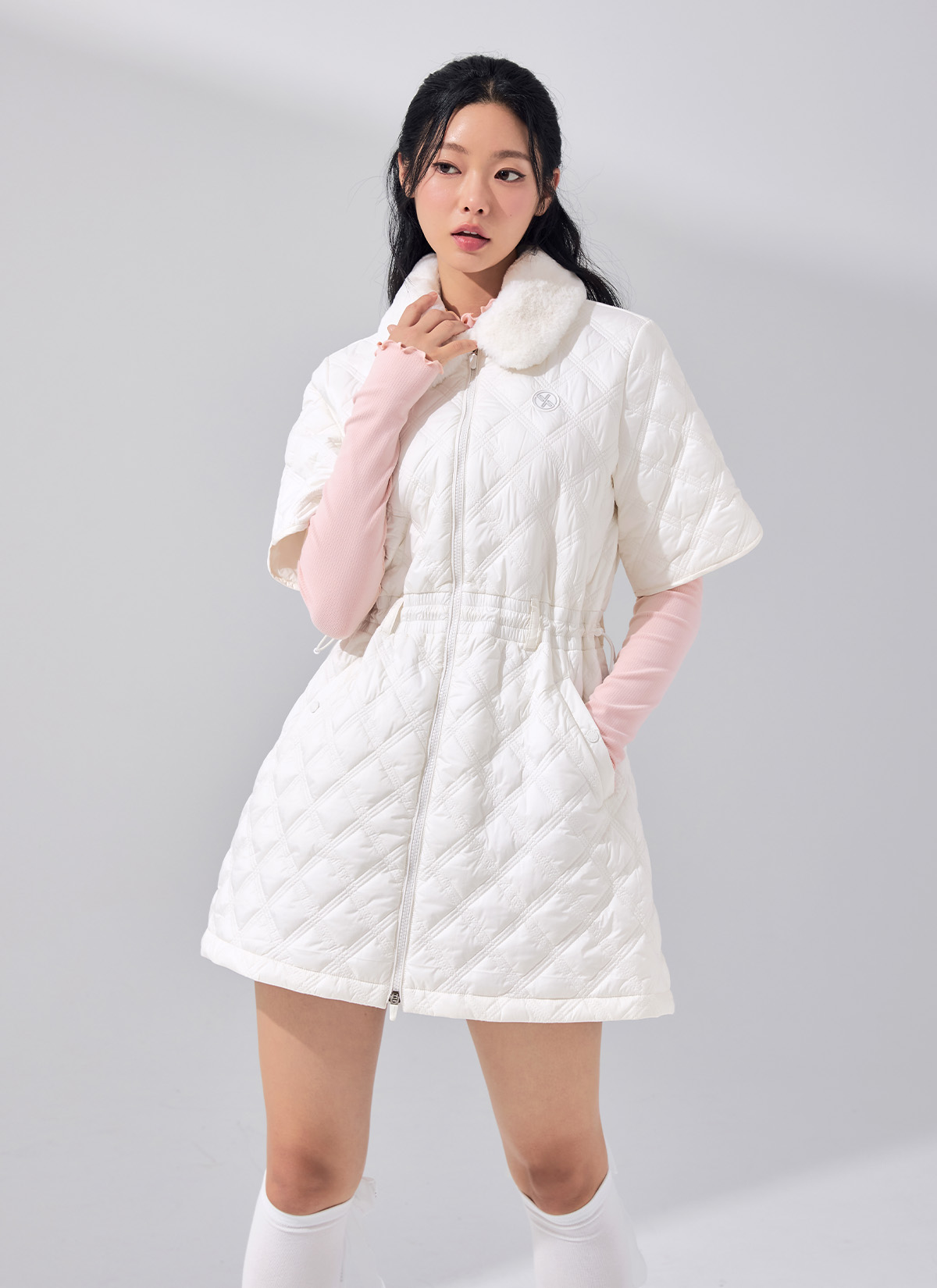 가벼운 비를 맞았을 때 물방울이 맺히지 않고 튕겨 나가는 발수 기능을 테스트하는 장면