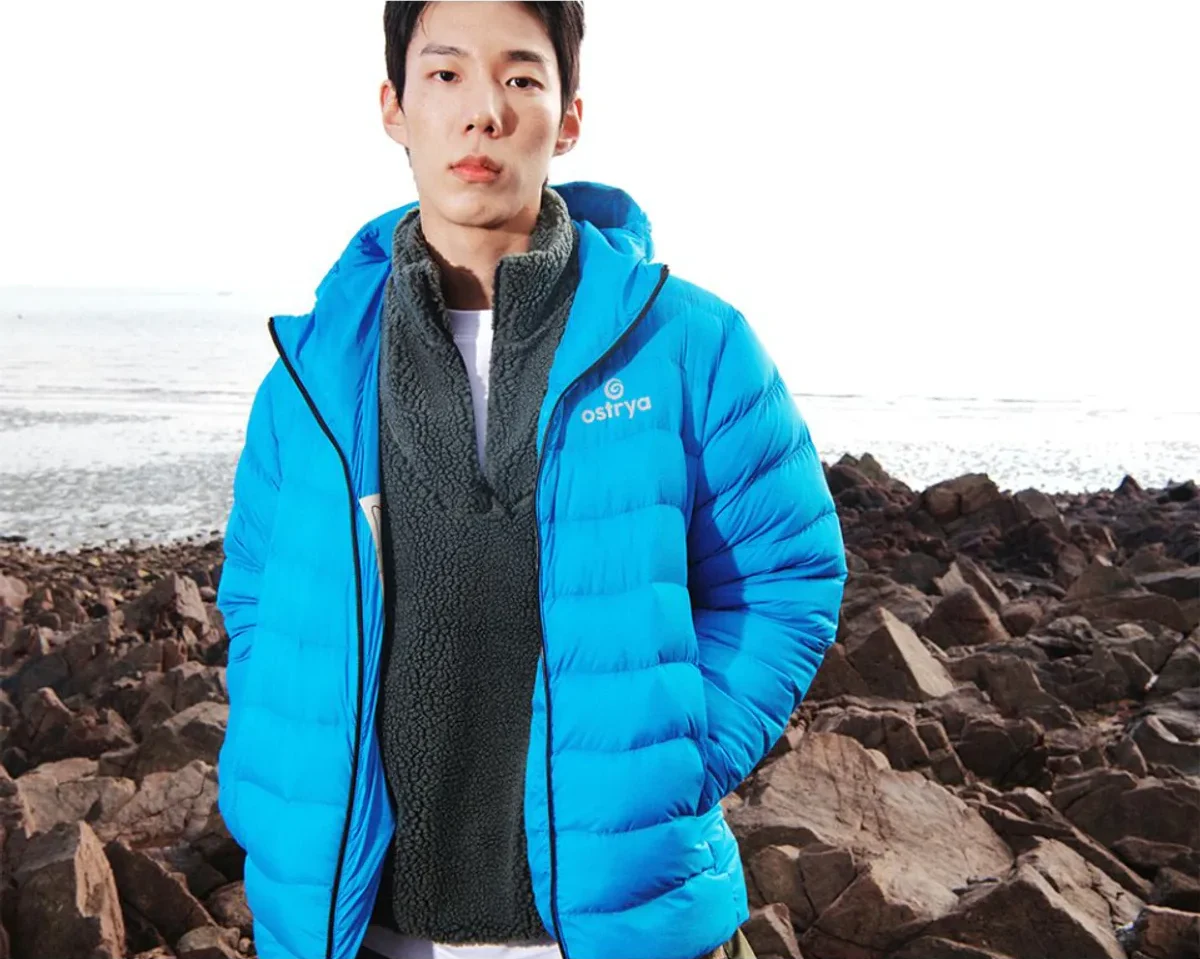 깔끔한 오스트리야 로고가 박힌 택배 박스를 언박싱하며 영롱한 Ostrya blue 컬러의 다운 자켓이 처음 모습을 드러내는 순간