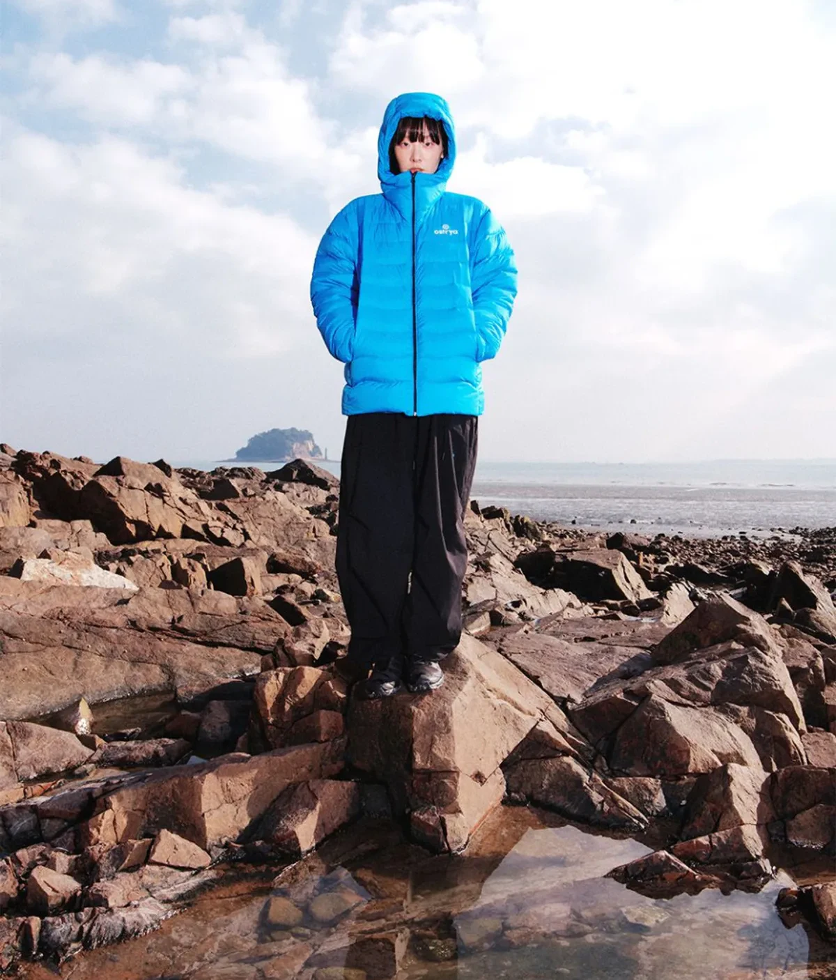 178cm 남성이 오스트리야 에테르 다운 자켓 size 3을 착용하고 정면과 측면에서 자연스럽게 포즈를 취하고 있는 모습