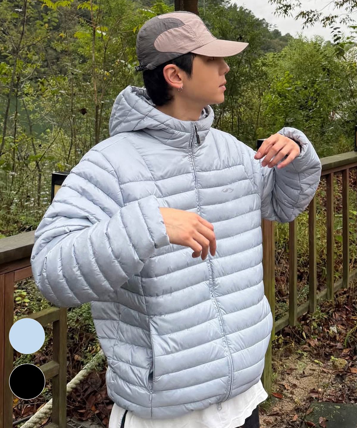 패딩의 소매 끝부분과 넥라인 마감을 클로즈업해서 보여주는 컷