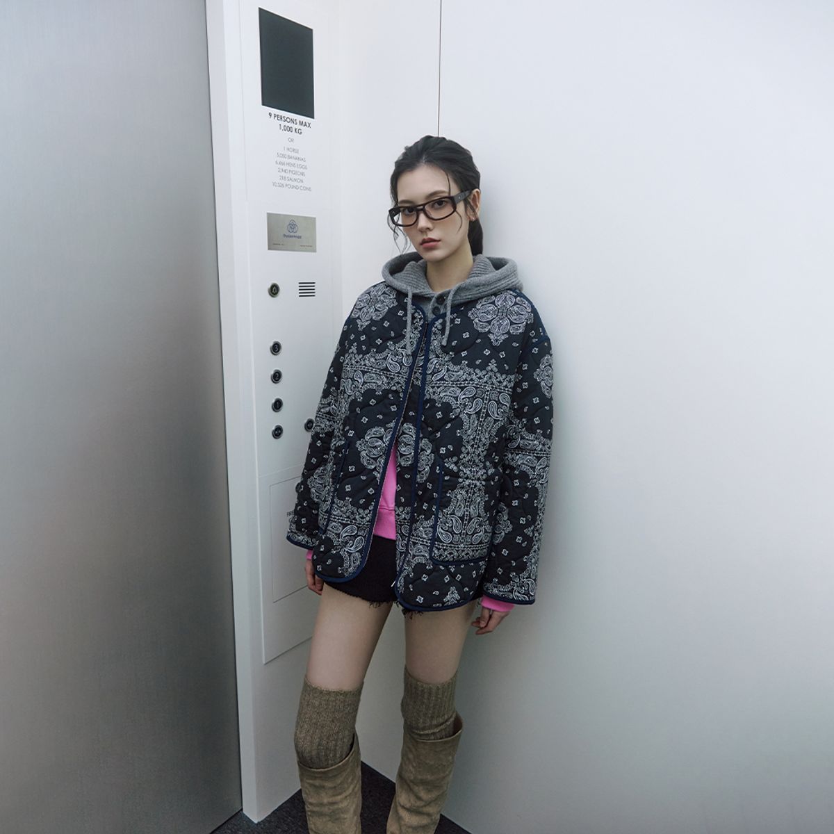 기존에 입던 민무늬 검정 패딩과 화려한 페이즐리 패턴의 랩 패딩을 나란히 걸어두고 비교하는 장면