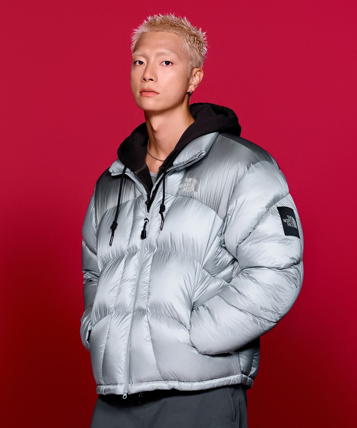 가을 아침 서늘한 공기 속에서 실버 컬러의 듀론 다운 자켓을 입고 가볍게 산책하는 전신 모습