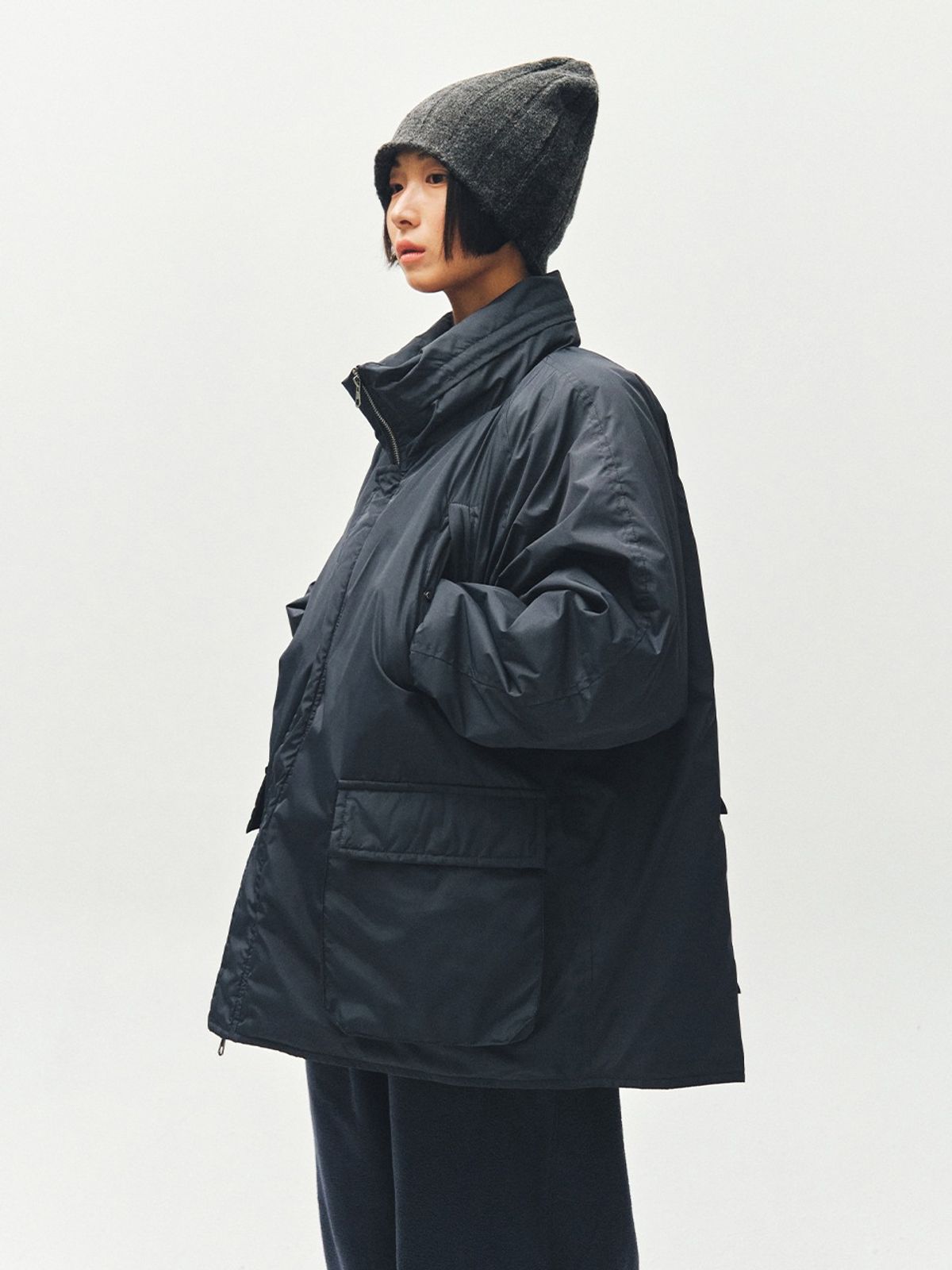 파카 뒷면의 큼지막한 포켓 디테일을 강조하여 보여주는 클로즈업 사진