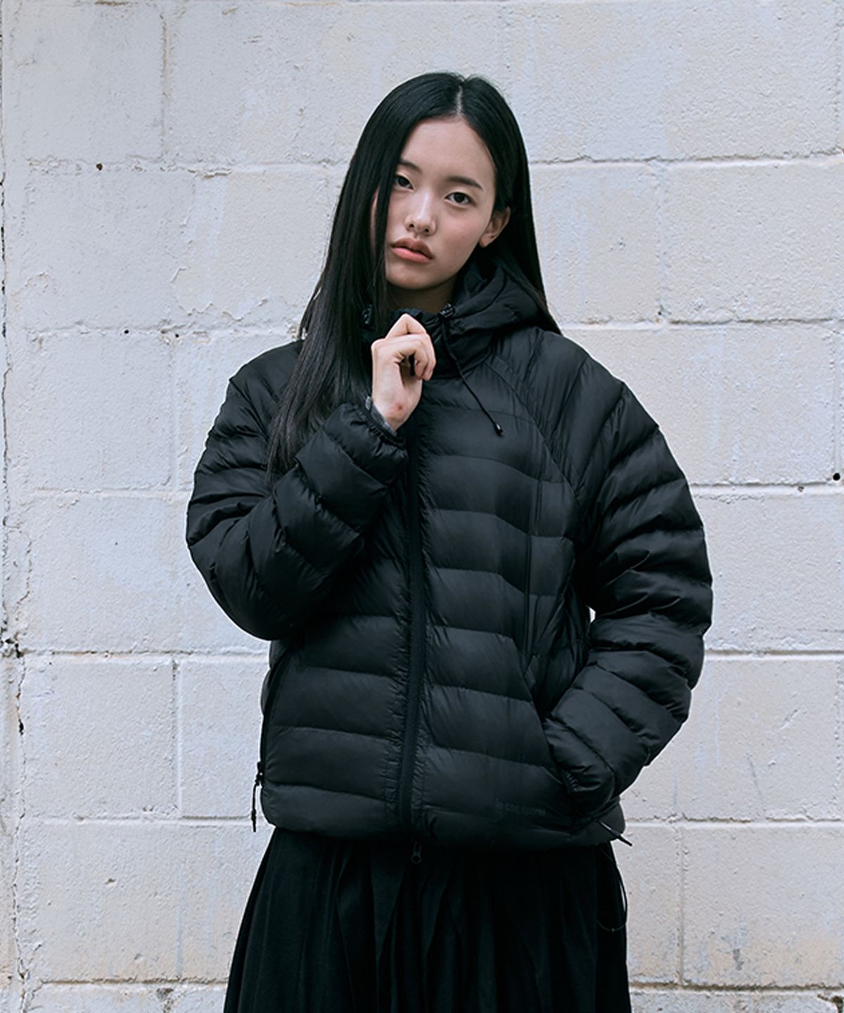 178cm 남동생이 블랙 경량 패딩에 회색 후드티를 레이어드해서 입고 공원을 산책하는 전신 뒷모습