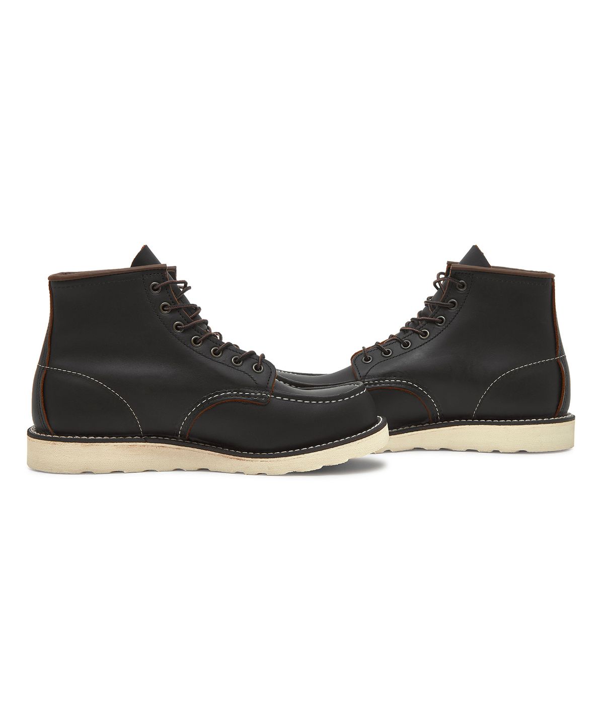 진청 데님 팬츠를 롤업하고 8849 부츠를 착용한 채 길을 걷는 스타일리시한 전신 샷