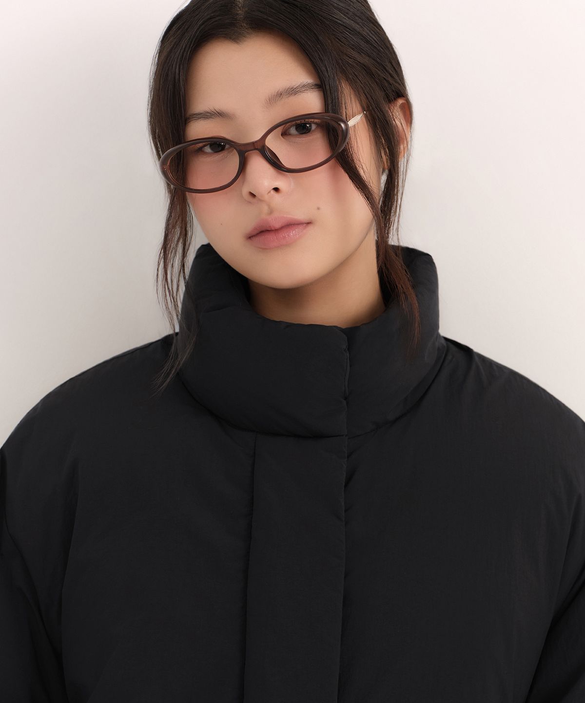 카페 야외 테라스 의자에 재킷을 가볍게 걸쳐둔 모습