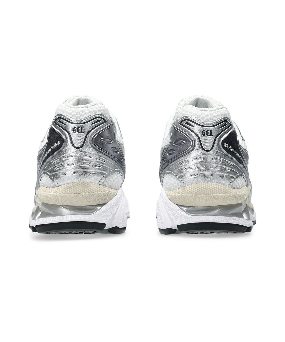 가을 햇살이 비치는 카페 테라스에서 아식스 젤-카야노 14를 신고 다리를 꼬고 앉아 있는 전신 샷