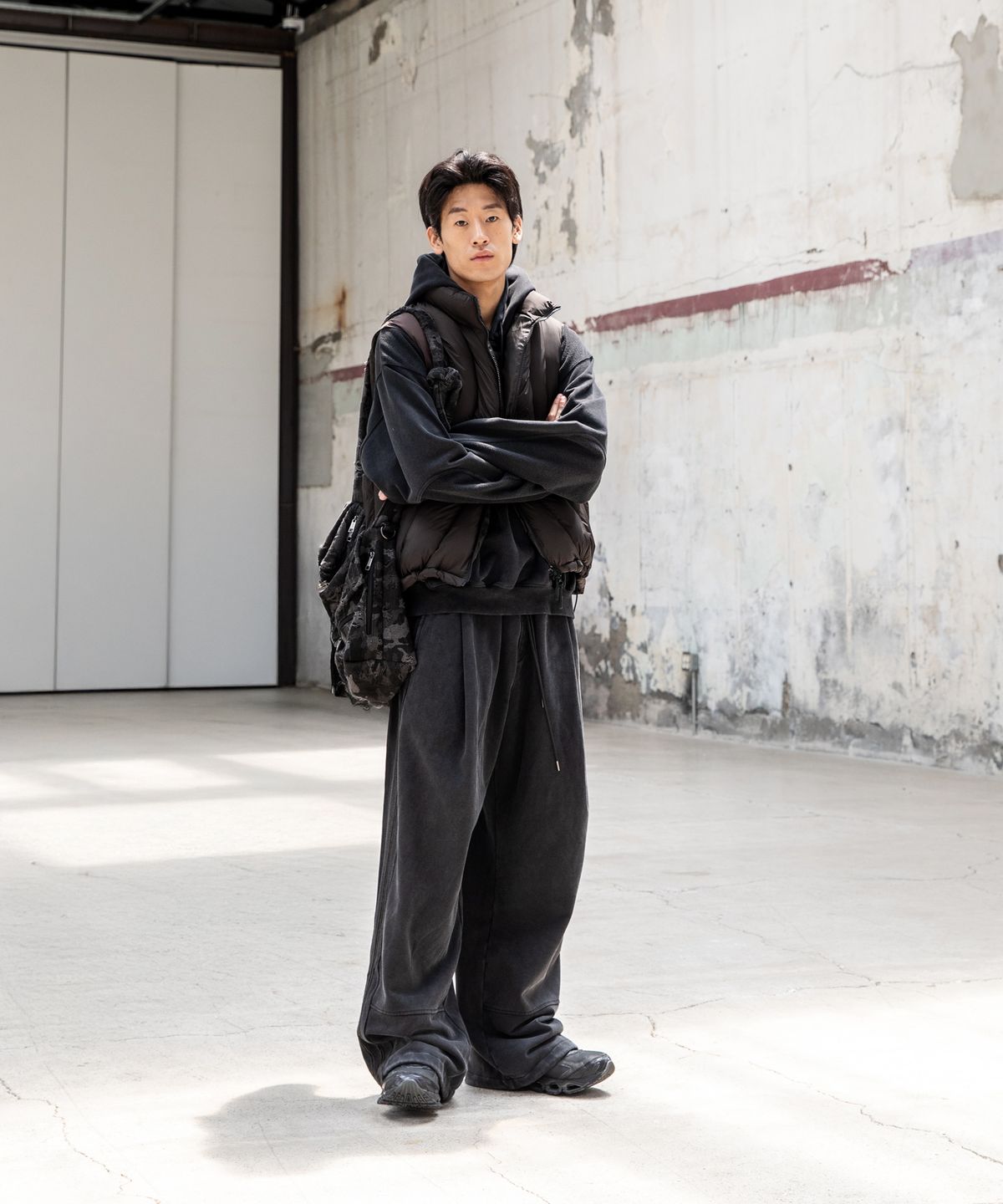 178cm 남동생이 두툼한 회색 후드티 위에 다크 브라운 패딩 베스트를 레이어드해 입은 전신 샷