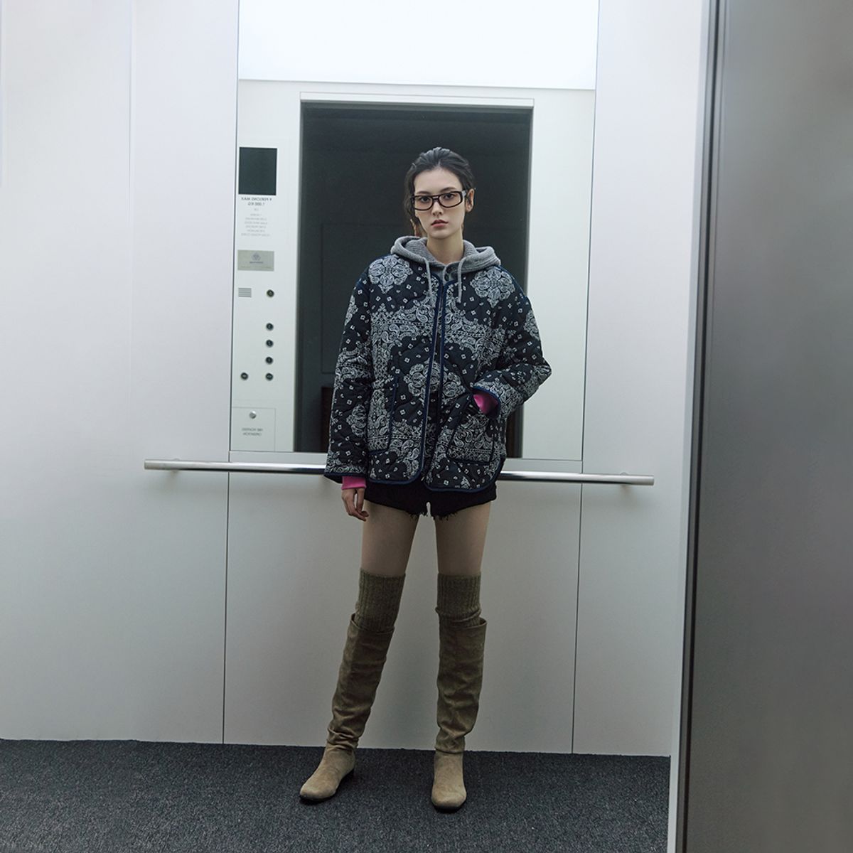 패딩의 소매 끝단과 넥라인의 꼼꼼한 마감을 클로즈업해서 보여주며 페이즐리 문양의 디테일을 강조한 사진