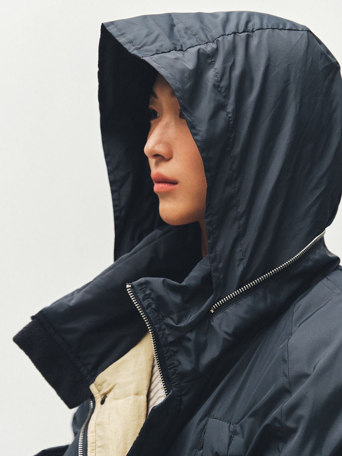 파카의 투웨이 지퍼를 조절하여 활동성 있게 움직이는 모습