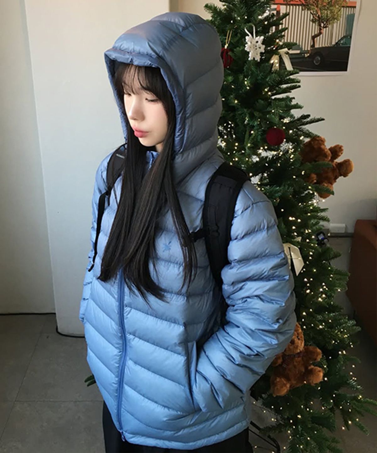 재킷을 입고 전신 거울 앞에서 세미 오버핏 실루엣을 확인하며 셀카를 찍는 장면