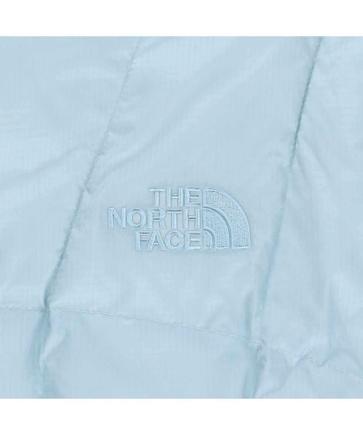 물결 모양의 독특한 퀼팅 패턴이 돋보이는 자켓 원단 근접 촬영 사진