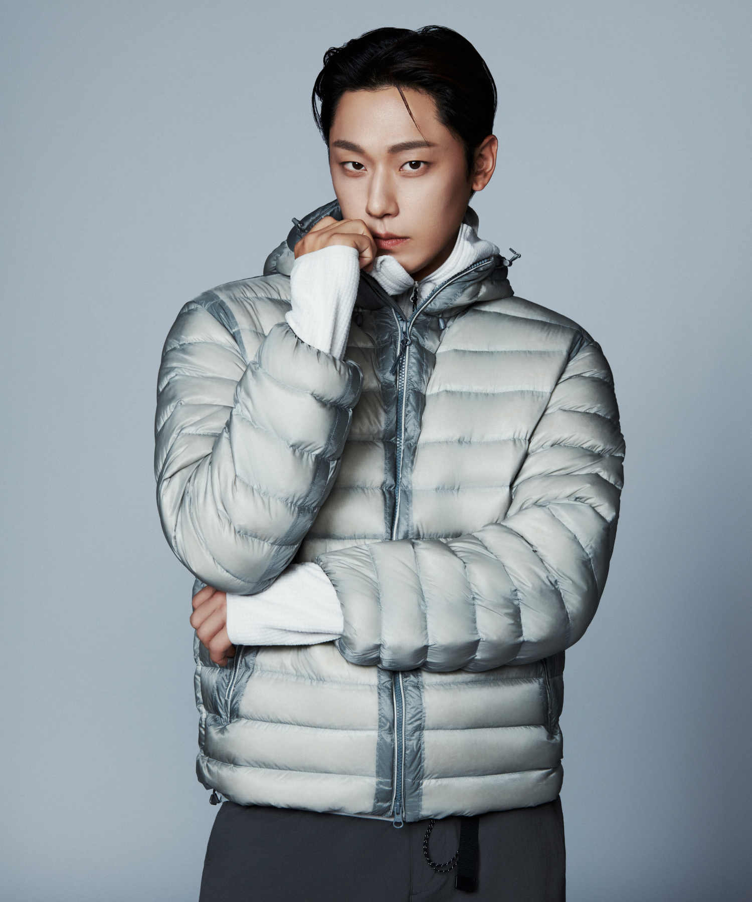 거울 앞에서 재킷을 입고 스마트폰으로 데일리룩 셀카를 찍고 있는 자연스러운 모습