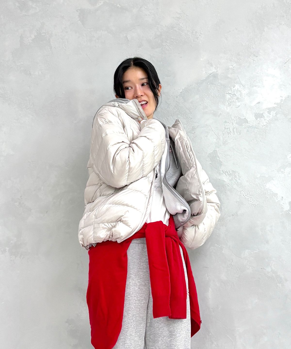스마트폰 화면으로 결제 혜택 페이지를 확인하며 웃고 있는 모습