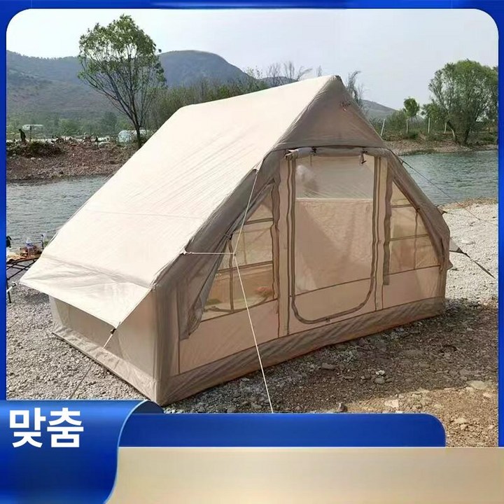 캠핑장 파쇄석 위에서 수동 펌프로 에어빔에 공기를 넣자 텐트가 서서히 일어서며 모양을 갖추는 장면