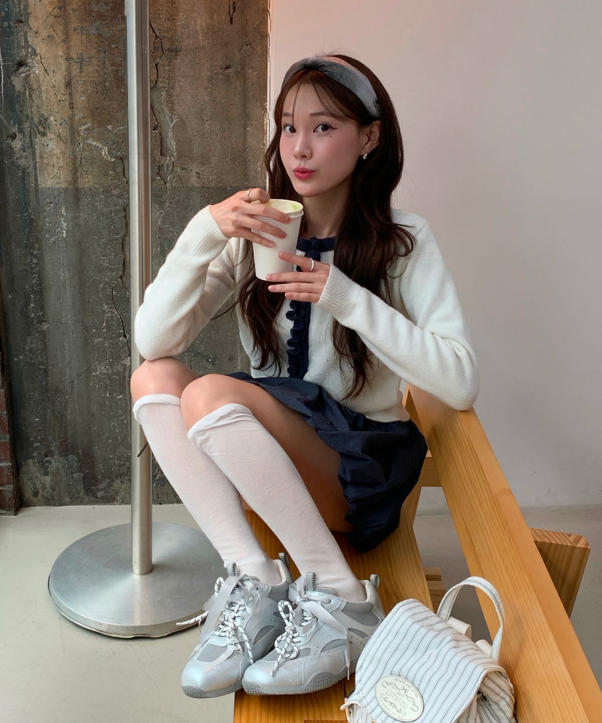 청바지와 슬랙스에 각각 스니커즈를 매치한 코디를 나란히 비교해 보여주는 모습