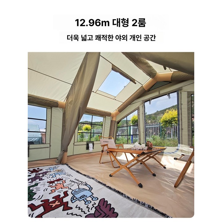 비 온 뒤에도 눅눅함 없이 뽀송한 텐트 원단을 손으로 만져보며 만족해하는 모습