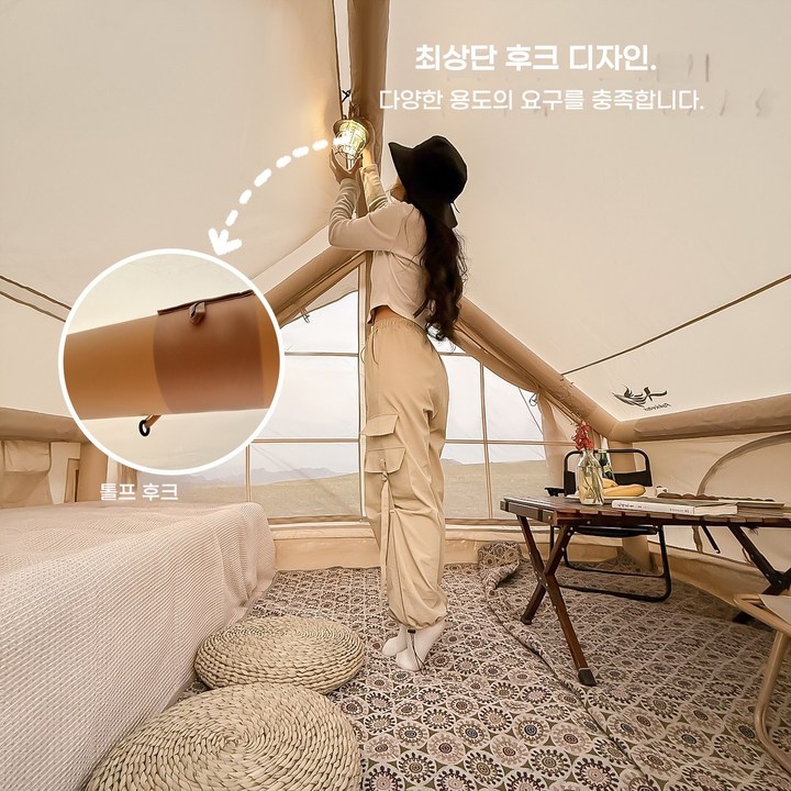 넓은 잔디 사이트에 Pakicetus인용 에어텐트가 웅장하게 설치되어 있는 전체 전경
