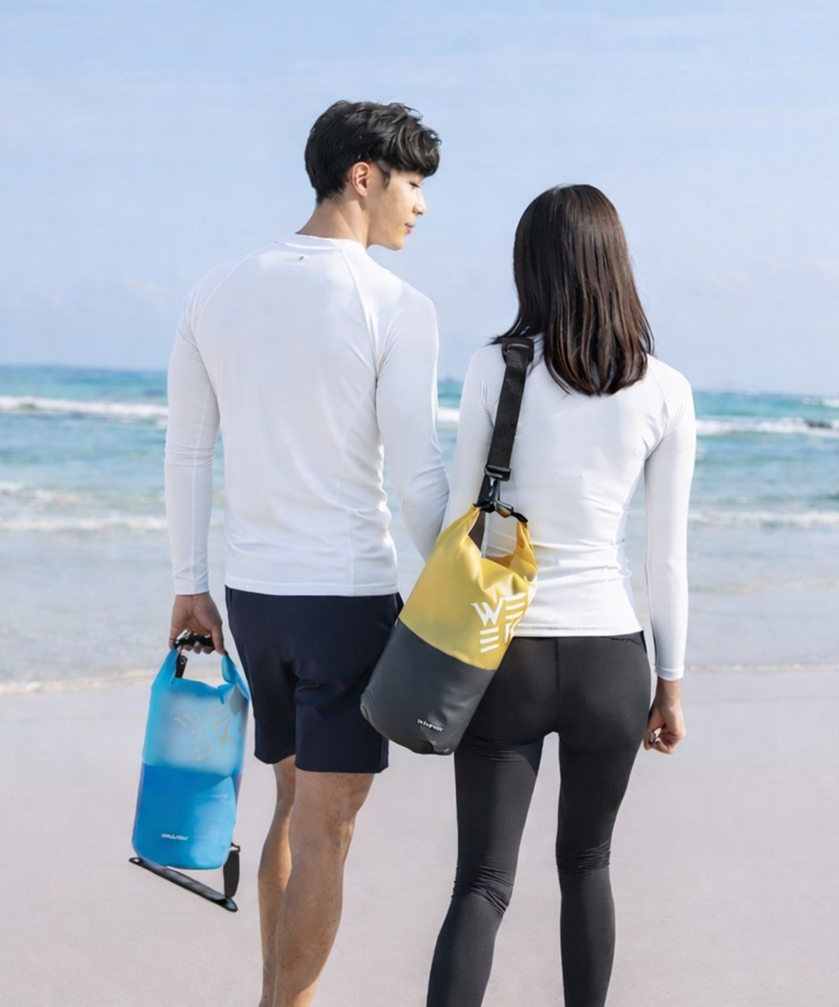 가방 바닥면의 튼튼한 마감 처리를 보여주는 사진과 스트랩 연결 고리 부분의 디테일 샷