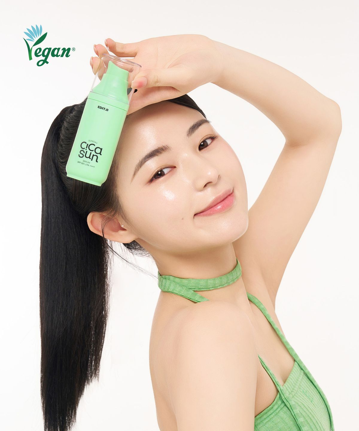 외출 중 가방에서 선 세럼을 꺼내 덧바르는 모습과 햇빛 아래 빛나는 제품 용기