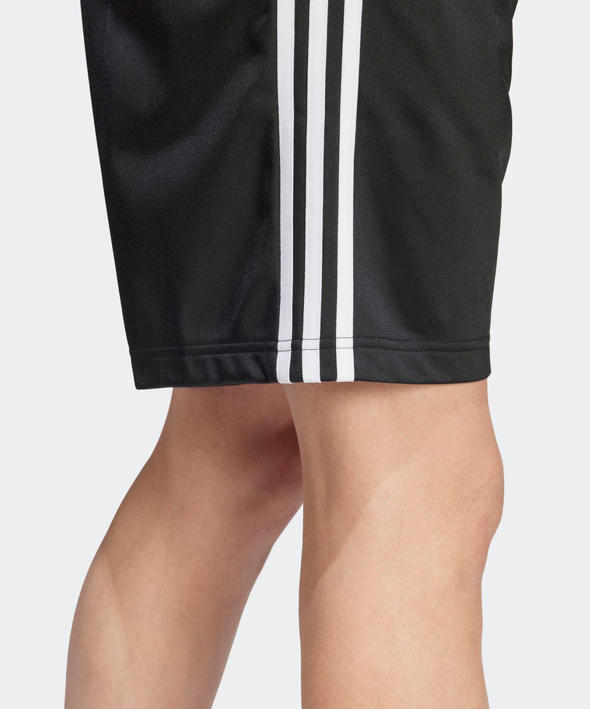 거울 앞에서 아디다스 반바지를 입고 옆모습을 찍어 허벅지 중간까지 오는 짧은 기장감을 보여주는 착용 샷