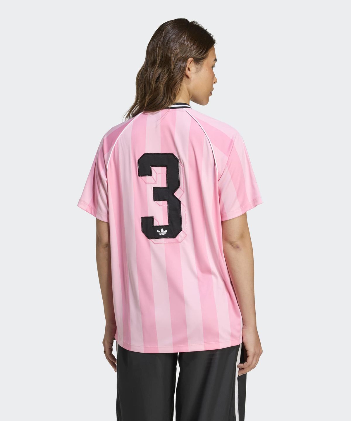163cm 화자가 청바지에 핑크 저지를 매치하고 야외 공원에서 포즈를 취하고 있는 전신 착용샷