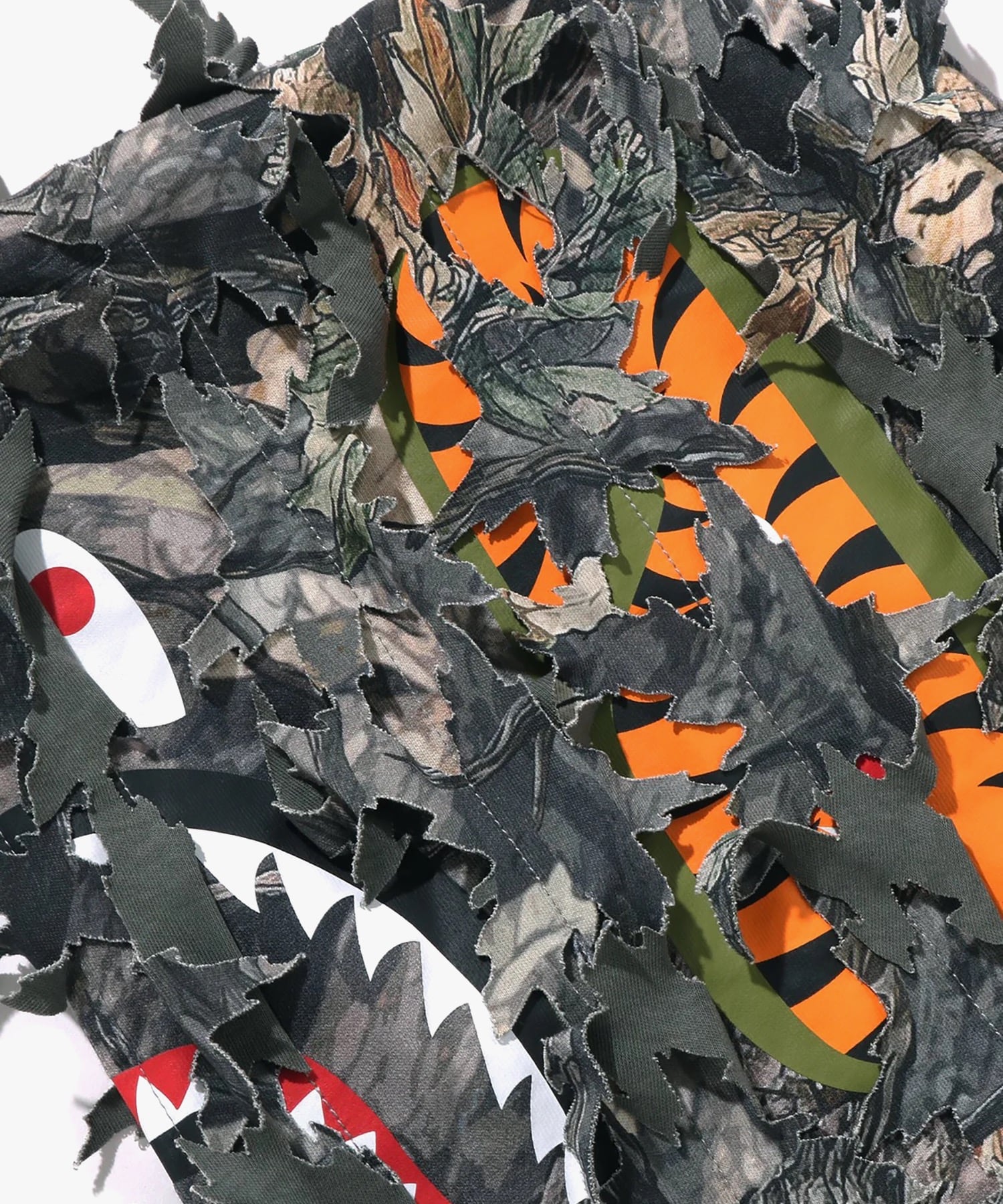 후드를 끝까지 올린 풀 집업 상태에서 샤크 얼굴이 완성된 모습의 셀카