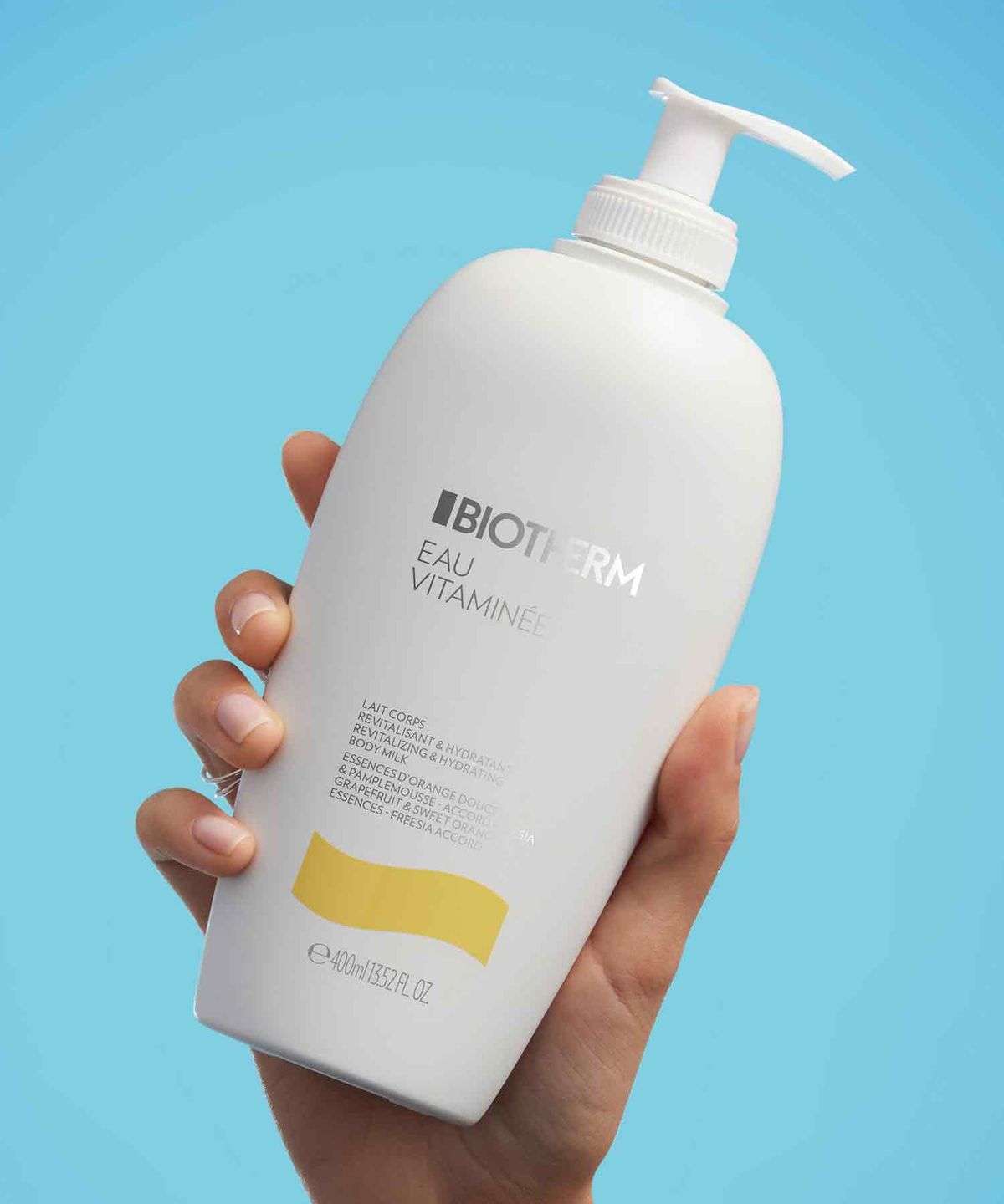 욕실 선반 위에 예쁘게 놓여 있는 비오템 400ml 본품과 100ml 튜브형 증정품 세트