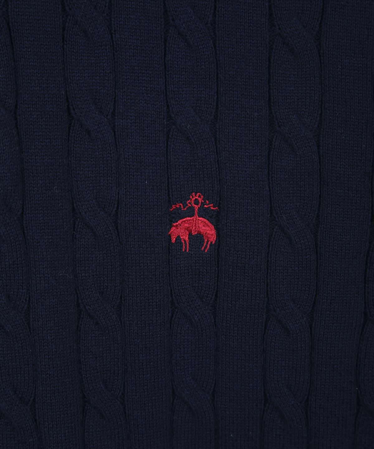 슬랙스와 함께 매치해 깔끔한 직장인 룩을 연출하고 야외에서 자연스럽게 걷는 모습