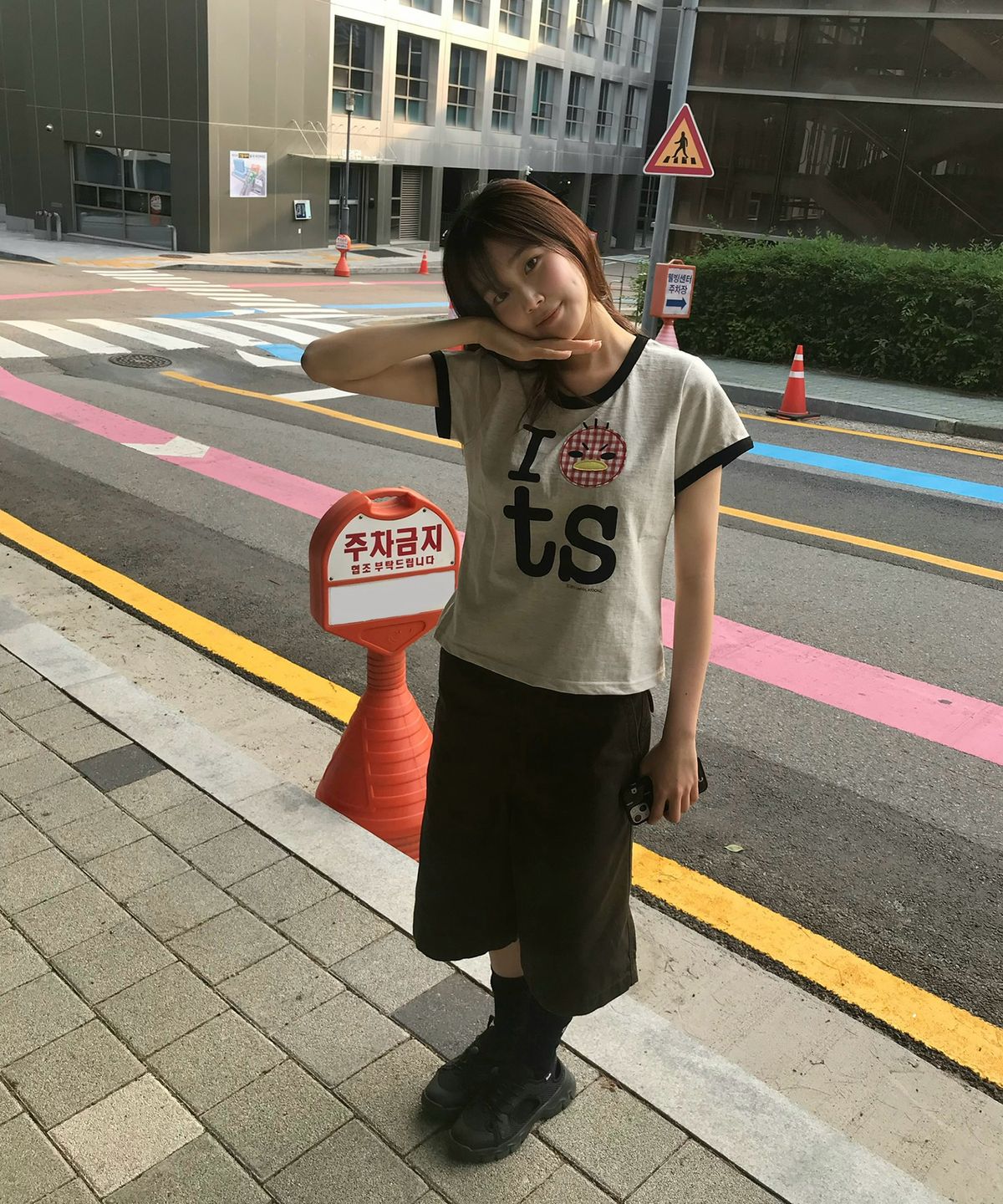 카페 야외 테라스 햇살 아래에서 티셔츠를 입고 있는 모습, 비침 정도와 색감을 자연스럽게 노출