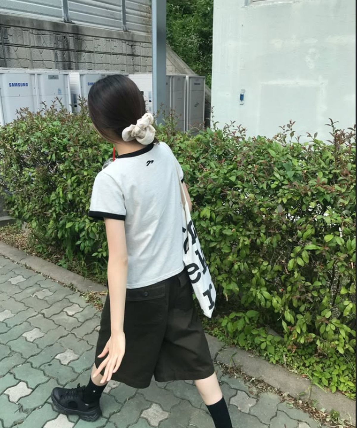 세탁 후 자연 건조 중인 티셔츠의 전체적인 실루엣과 여전히 짱짱한 넥라인 배색 사진