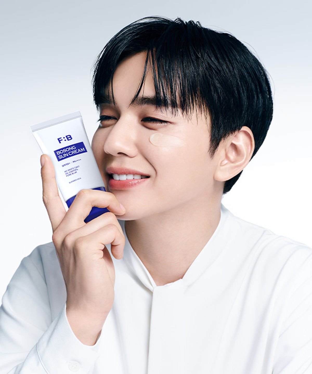 가방 속에 쏙 들어가는 50ml 사이즈 선크림을 꺼내는 모습